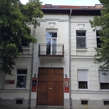 Romzsa Tódor Kollégium Hostel